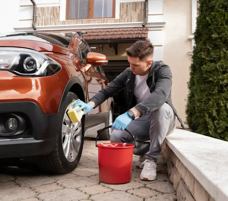Lavage auto à domicile Briosne-lès-Sables : professionnel intervenant sur un véhicule